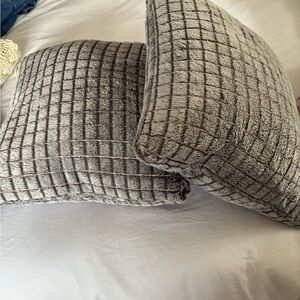 2 Luxurious Gray Textured Pillow Set